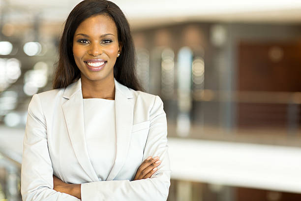 black business executive con brazos cruzados - bien vestido fotografías e imágenes de stock