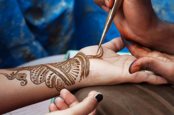istock Painting Henna paste on woman's hand 478702812