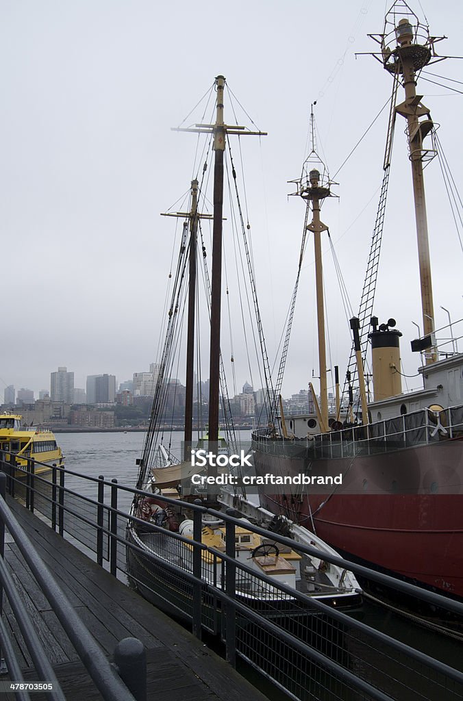 Navios em Hudson - Foto de stock de Barco de passageiros royalty-free