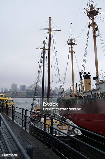 Foto de Navios Em Hudson e mais fotos de stock de Barco de passageiros - Barco de passageiros, Brooklyn - New York, Exterior