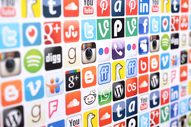 logo e icone social media - pinterest facebook twitter computer monitor foto e immagini stock