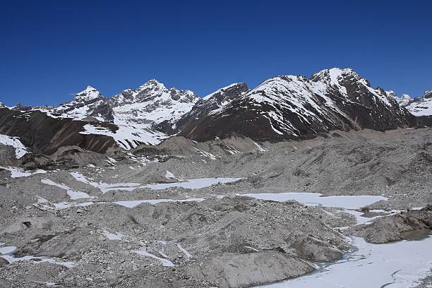 view of ngozumba 氷河とゴーキョ ri - renjo la ストックフォトと画像