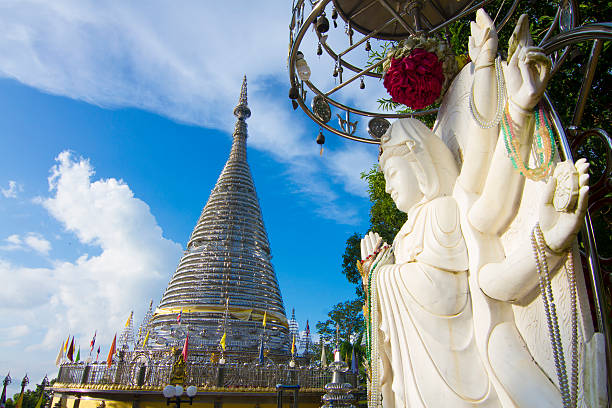 thaïlande, temple inoxydable - bodhgaya architecture image human age photos et images de collection