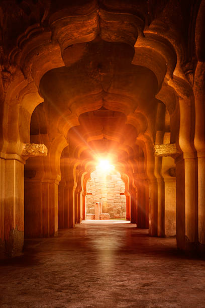Old ruined arch in ancient palace at sunset Old ruined arch in ancient palace at sunset, India queen royal person photos stock pictures, royalty-free photos & images