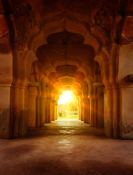 arco antigo cabana na antiga palácio ao pôr do sol - palace gate imagens e fotografias de stock