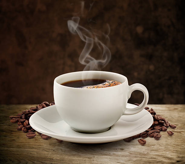 kaffeetasse und holztisch mit dunklem hintergrund (clipping path). - caffeine free stock-fotos und bilder