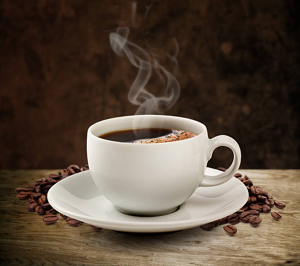 copo de café e mesa de madeira fundo escuro (traçado de recorte). - caffeine free imagens e fotografias de stock