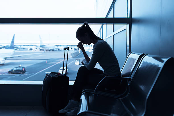 gestresste frau in den flughafen - mit dem kopf gegen die wand rennen stock-fotos und bilder