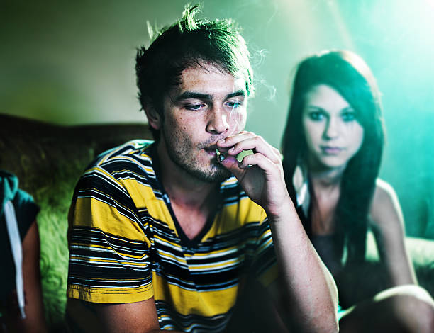 fumatori un congiunto a parte - narcotic teenager marijuana drug abuse foto e immagini stock