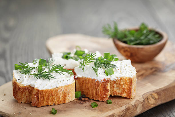 hausgemachte leckere crostini mit kräutern weichem käse-sahne - weichkäse stock-fotos und bilder