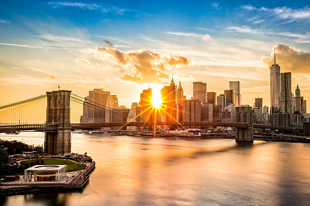 ponte do brooklyn e menor horizonte de manhattan ao pôr do sol - brooklyn bridge urban scene brooklyn bridge - fotografias e filmes do acervo