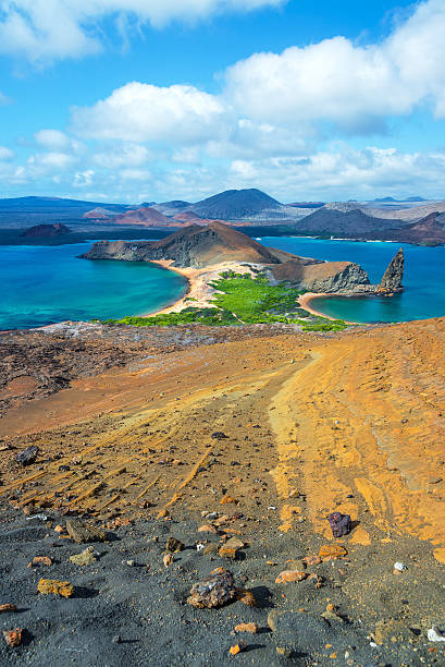 pinnacle rock paisaje - isla bartolomé fotografías e imágenes de stock