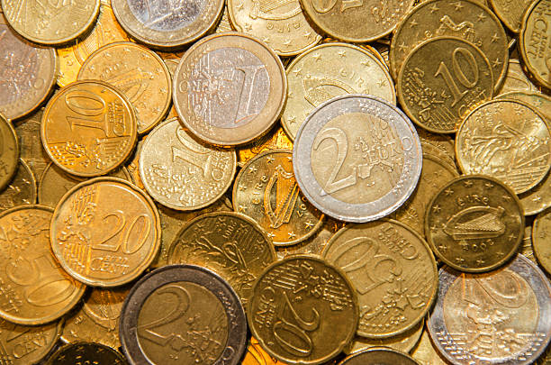 valuta-pila di monete in euro - european union coin one euro coin one euro cent coin foto e immagini stock