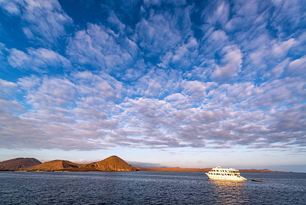 sullivan bahía por la mañana temprano - isla bartolomé fotografías e imágenes de stock