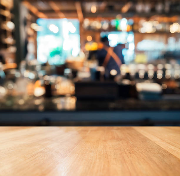 テーブルトップのカウンターにぼやけたバーの背景 - brown table inside ストックフォトと画像