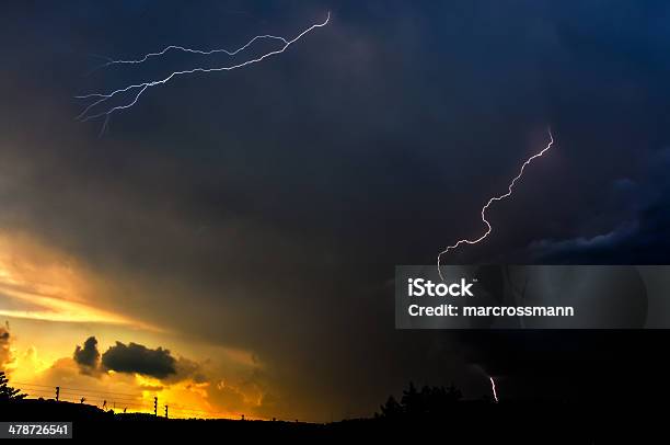 Atardecer Contra Relámpagos Foto de stock y más banco de imágenes de Cielo - Cielo, Clima, Conmoción