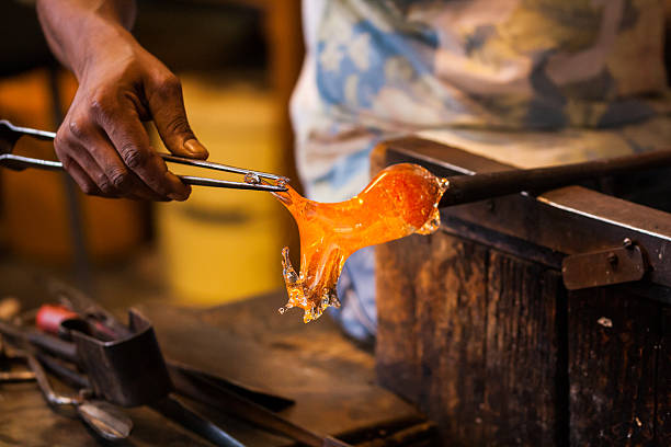 la lavorazione del vetro di de murano, venecia; veneto; italia - murano fotografías e imágenes de stock