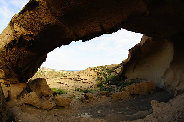 arco naturale nel deserto - arch rock foto e immagini stock
