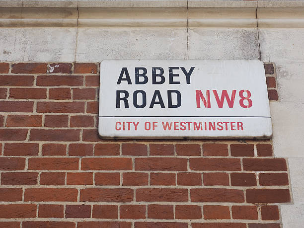 abbey road señal en londres - título del álbum fotografías e imágenes de stock