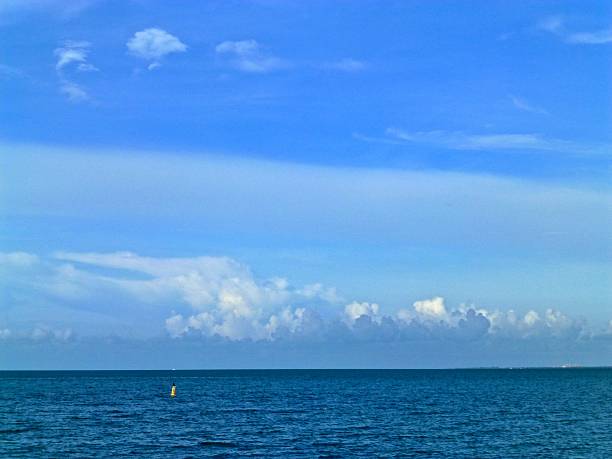 outro dia bonito - rickenbacker causeway imagens e fotografias de stock