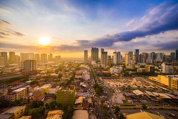 cidade de manila ao pôr do sol com cidade e ortigas makati - manila imagens e fotografias de stock