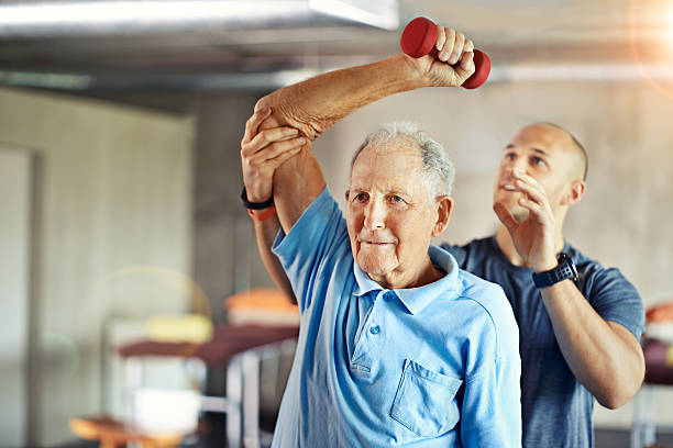 das alter nicht seine beweglichkeit beeinflussen zu lassen - senior adult exercising aging process instructor stock-fotos und bilder