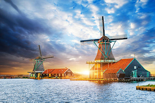 pôr do sol sobre nuvens cumulus em neerlandês moinhos em roterdão. neth - rotterdam imagens e fotografias de stock