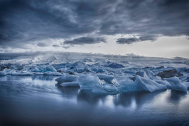 Glacier Lake - Iceland - The blue hour Jökulsárlón (Icelandic pronunciation:  iceberg dramatic sky wintry landscape mountain stock pictures, royalty-free photos & images