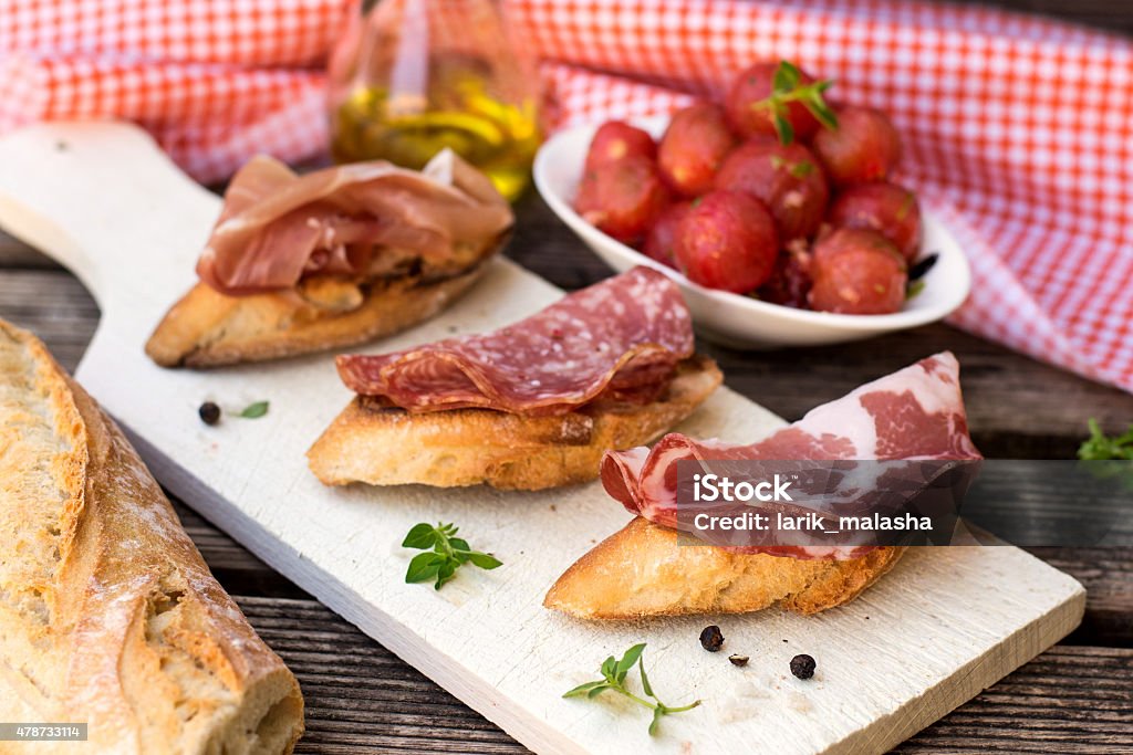 bruschettas con italiano jamón y salami prosciutto, copa - Foto de stock de Salami libre de derechos