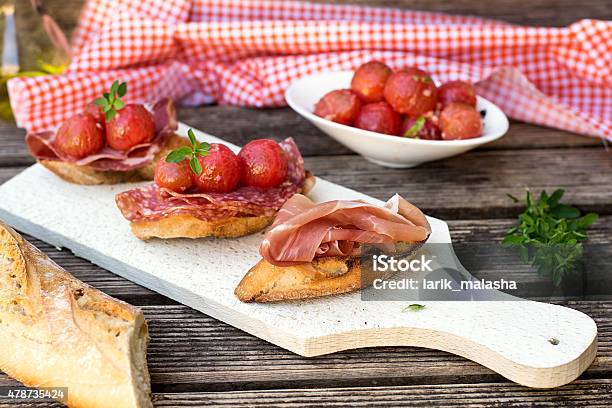 Italiano Jamón Crudo Seco Prosciutto Sobre Tostadas De Pan Foto de stock y más banco de imágenes de 2015