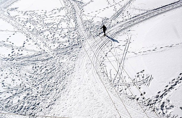 istock Tracks In The Snow 478739274