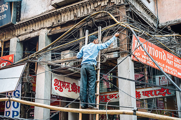 hombre reparación de cables eléctricos en las calles de la antigua ciudad de delhi - chaos cable messy electricity fotografías e imágenes de stock