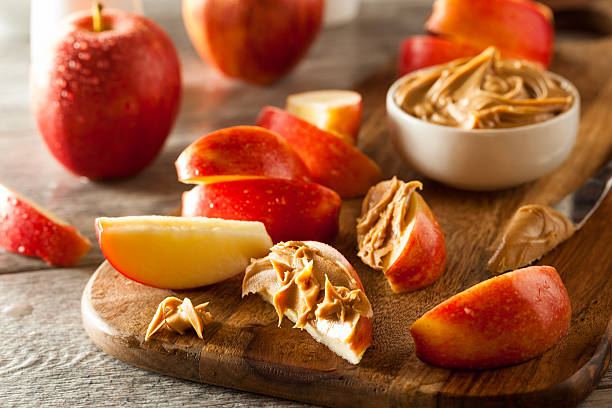 maçãs orgânicas e manteiga de amendoim - peanut food snack healthy eating imagens e fotografias de stock