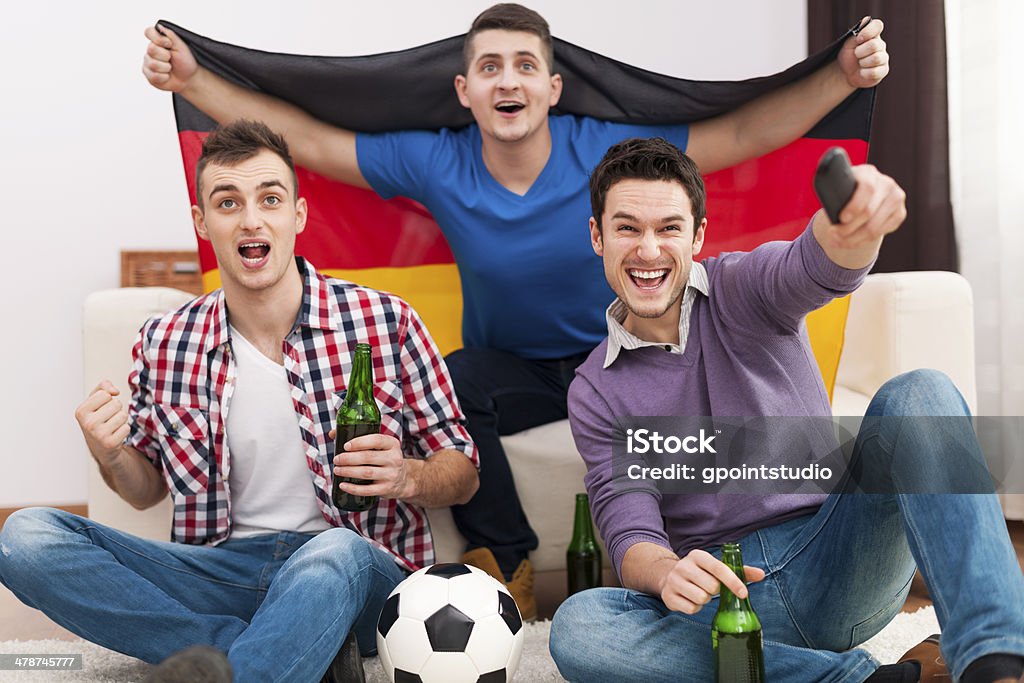 Empolgação homens comemorando partida de futebol - Foto de stock de Apoio royalty-free