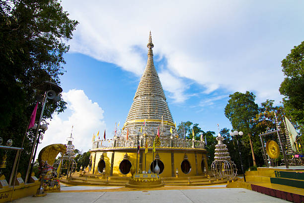thaïlande, temple inoxydable - bodhgaya architecture image human age photos et images de collection