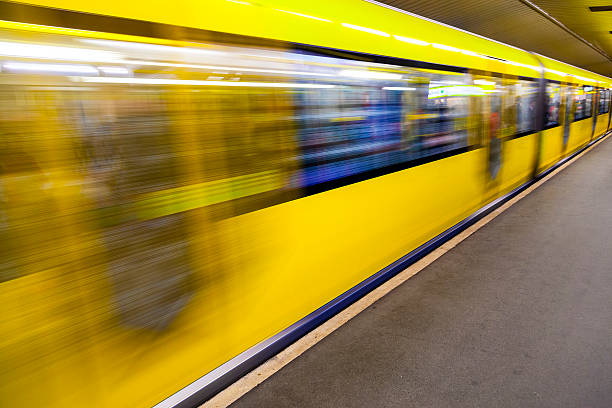 abreisen, sie als symbol in der u-bahn-station - trail subway platform speed people stock-fotos und bilder