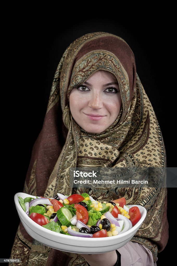 Muçulmanos mulher comendo salada - Foto de stock de Abaya - Vestuário royalty-free