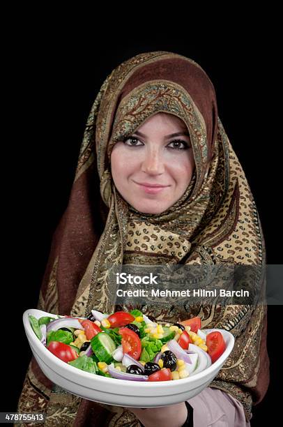 Foto de Muçulmanos Mulher Comendo Salada e mais fotos de stock de Abaya - Vestuário - Abaya - Vestuário, Adolescente, Adolescentes Meninas