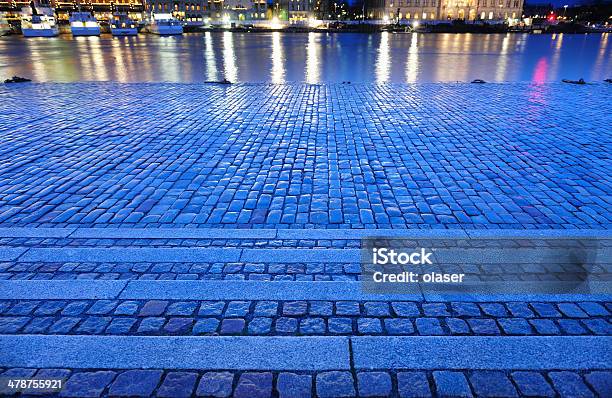 Foto de Rua De Paralelepípedos No Porto De Estocolmo De Inverno e mais fotos de stock de Noite