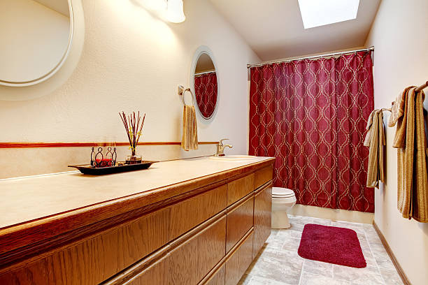 istock Cozy bathroom with red rug and curtains 478756247