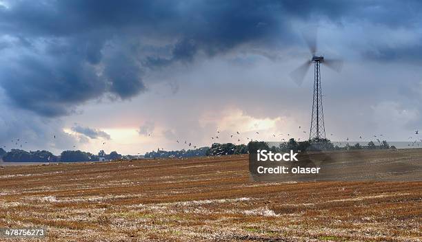 Molino De Viento En Silueta Frente A Nubes Foto de stock y más banco de imágenes de Aerogenerador - Aerogenerador, Agricultura, Ajardinado