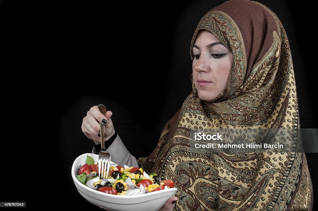 Femme musulmane manger salade - Photo de Abaya - Vêtement libre de droits