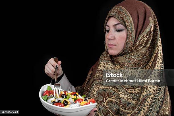 Photo libre de droit de Femme Musulmane Manger Salade banque d'images et plus d'images libres de droit de Abaya - Vêtement - Abaya - Vêtement, Adolescent, Adulte