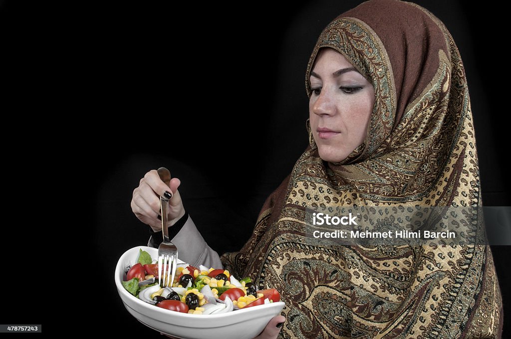 イスラム教徒の女性のサラダを食べ - 1人のロイヤリティフリーストックフォト