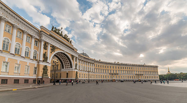 palace square, en st. petersburg, rusia - winter palace fotografías e imágenes de stock