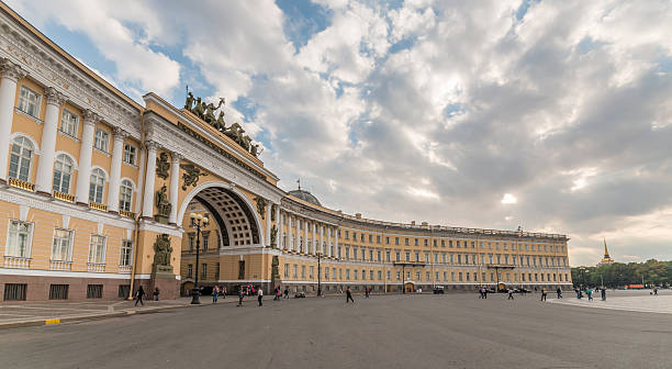 praça do palácio em são petersburgo, rússia - winter palace imagens e fotografias de stock