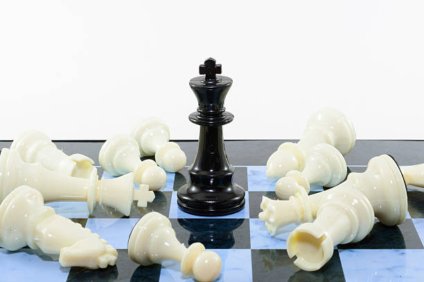 하나의 블랙 이기다 모든 인명별 chess - chess defending chess piece chess board 뉴스 사진 이미지