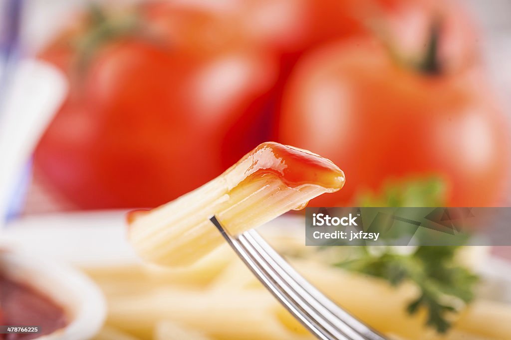 Los fideos Penne con salsa de tomate rojo - Foto de stock de Alimento libre de derechos