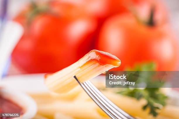 Penne Con Salsa Di Pomodoro Rosso - Fotografie stock e altre immagini di Alimentazione sana - Alimentazione sana, Argentato, Argento