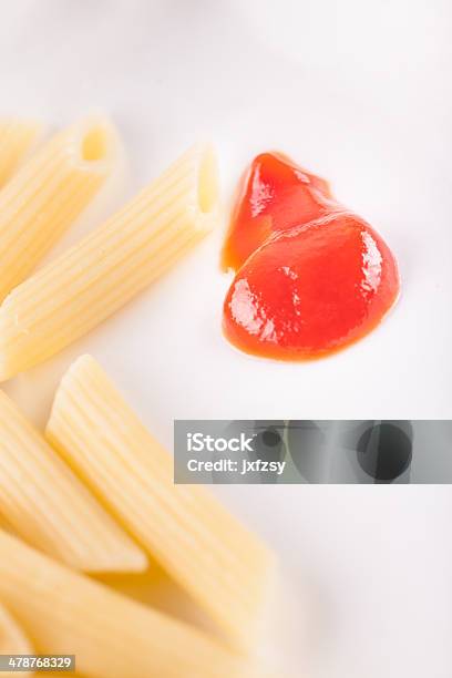 Makaron Penne Z Sosem Pomidorowym Czerwony - zdjęcia stockowe i więcej obrazów Bez ludzi - Bez ludzi, Biały, Bliskie zbliżenie